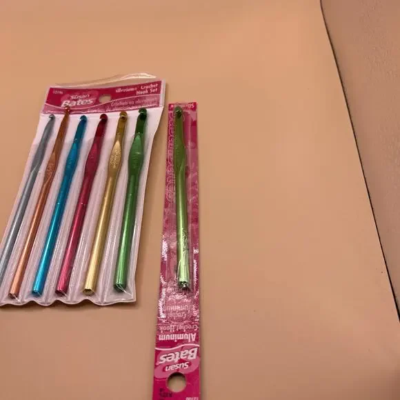 Lot of 13 Crochet Hook Susan Bates Silvalume and Yarnology E-J - Picture 5 of 6
